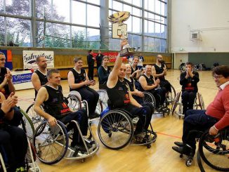 Jena: Übergabe des Regionalpokals an Thorsten Schüler von den Jena Caputs