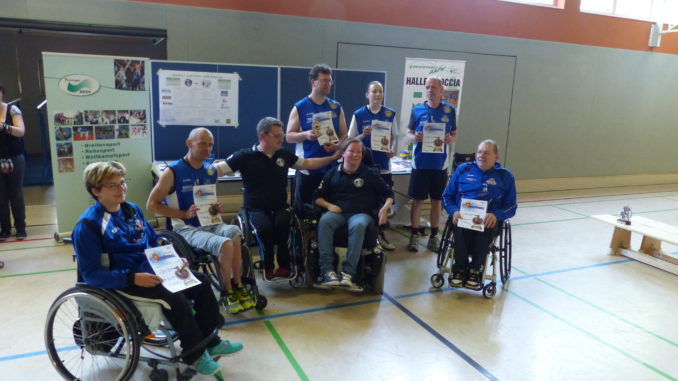 Siegerehrung für die Caputs Old Stars hinten v.l.n.r.: Stefan Hirche, Stefanie Dittrich, Falk Meliß vorne v.l.n.r. Tina Zimara, Marcel Schmidt, Marco Pompe (Turnierorganisation), Martina Dorenwendt (Behindertenbeirat Unstrut-Hainich-Kreis), Coach Uwe Bartmann