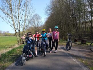 Jena Caputs Kindergruppe mit Handbike