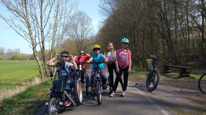 Jena Caputs Kindergruppe mit Handbike