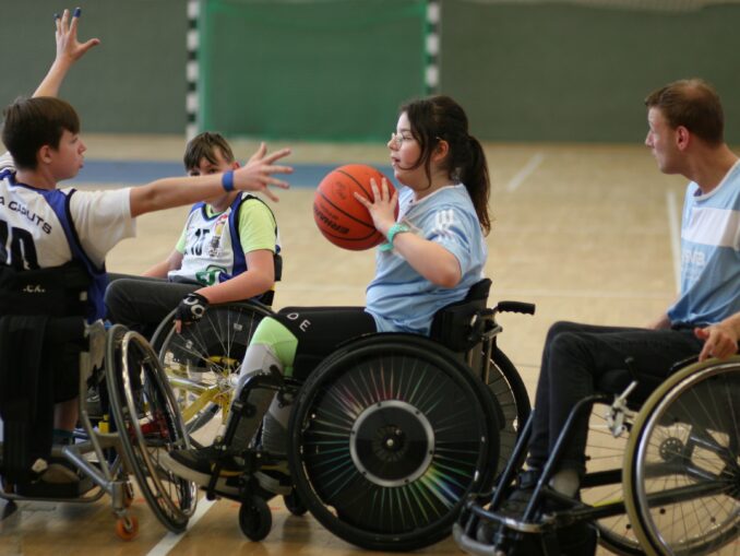 Juroba-Cup 2023 in Jena. Eine Spielerin aus Bonn passt den Ball.